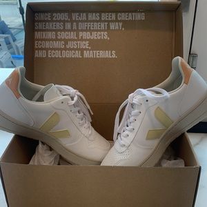 White sun peach Veja women’s sneakers size US 8. Brand new. Never been worn.